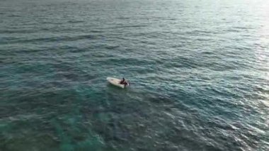 Plaj elementleri ve su. Huzurlu bir deniz geçmişinin dikey görüntüleri.