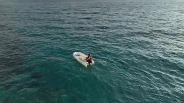 Huzurlu bir deniz manzarası.