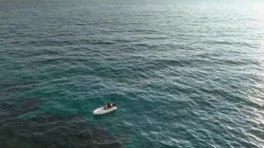 Sakin bir sahil manzarası..