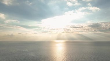 Huzurlu ve canlı bir manzara.