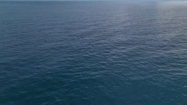 Dinamik ve dingin bir okyanus görüntüsü.