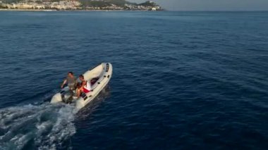 Sakin bir deniz kenarı balıkçılık sahnesi.