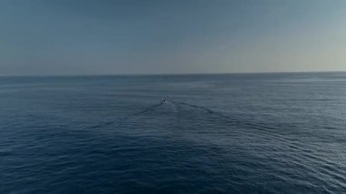 Sahilde sakin bir balık tutma anı.