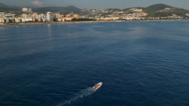 Huzurlu ve manzaralı bir balık tutma anı.