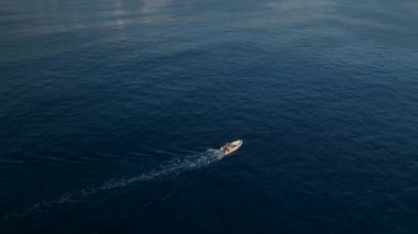 Huzurlu bir balık avı sahnesi.