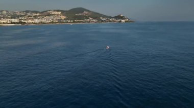 Huzurlu bir kıyı manzarası.