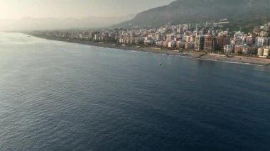 Denizde huzurlu ve manzaralı bir an.