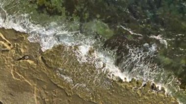 Sahil uyumunun huzurlu bir manzarası.