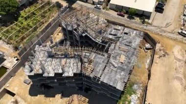 İlerleme ve takım çalışmasının dinamik bir sahnesi.