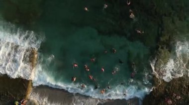 Huzurlu ve canlı bir sahil deneyimi.