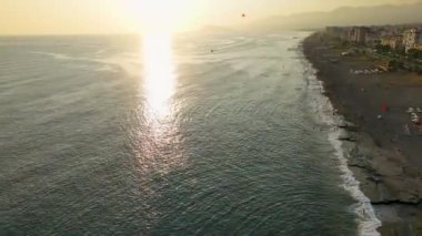 Canlı ve rahatlatıcı bir sahil anı.