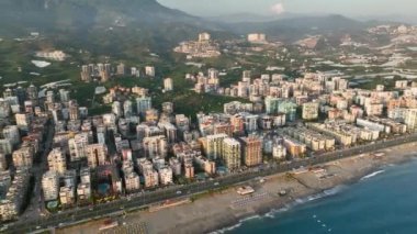 Canlı ve heyecan verici bir kıyı manzarası.