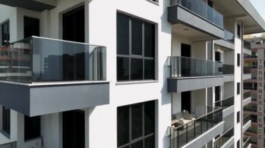 Sakin ve canlı bir şehir manzarası..