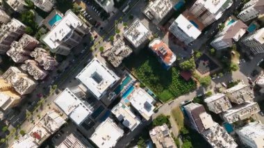 Deniz kıyısında sakin bir şehir kaçışı.