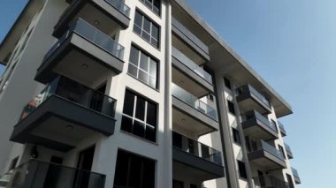 Sakin ve canlı bir şehir manzarası..