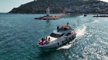 Canlı ve şık bir deniz macerası..