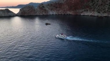 Huzurlu ve dinamik bir sahne.