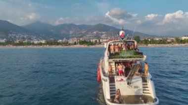 Heyecan verici görüntüler ve sanatsal pozlar uyum içinde çekilmiştir..