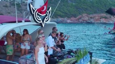 Bu nefes kesen hava yolculuğunda kristal berrak suların ve el değmemiş kumlu kıyıların güzelliğini deneyimleyin..