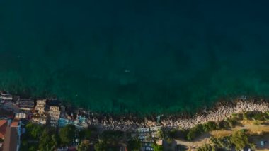 Antalya sahili boyunca rıhtımda lüks yatları olan Ka kasabasındaki marinayı görün..
