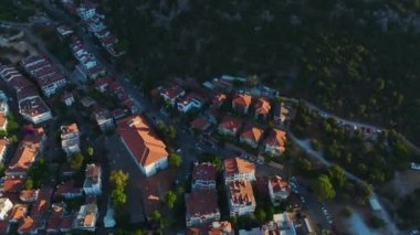 Antalya kıyısına yanaşmış pahalı yatlarla dolu Ka kasabasındaki güzel marinayı görün..
