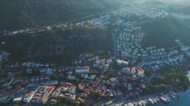 Lüks yatları ve Antalya bölgesinin göz kamaştırıcı manzarasıyla Ka kasabasındaki marinanın tadını çıkarın..