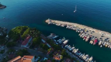 Ka 'daki marinanın tadını çıkarın. Antalya kıyısı boyunca lüks yatlar demirli..