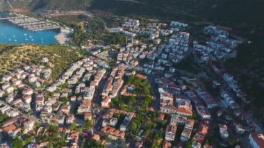 Antalya bölgesinde bulunan Ka kasabasının çarpıcı marinasına yanaşmış lüks yatları görün..