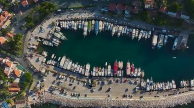 Lüks yatlarla dolu ve manzaralı Antalya kıyılarıyla çevrili Ka kasabasındaki marinanın tadını çıkarın..