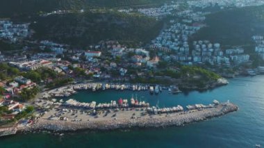 Güzel Antalya kıyı şeridi boyunca yer alan Ka kasabasının manzaralı marinasına yanaşan lüks yatları izleyin..