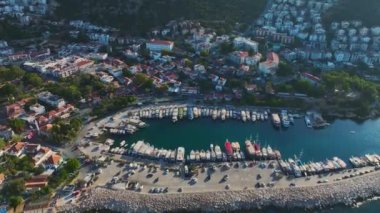 Antalya kıyıları boyunca pahalı yatların demirlediği Ka kasabasındaki güzel marinaya bakın..