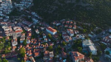 Ka kasabasındaki güzel marinayı izleyin, Antalya kıyı şeridi boyunca pahalı yatların demirlediği yeri..