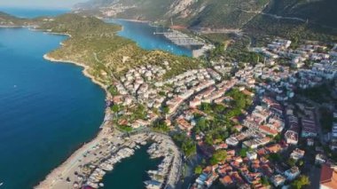 Lüks yatların rıhtıma yanaştığı, Antalya kıyılarının manzarasını sunan Ka 'daki göz kamaştırıcı marinaya bakın..