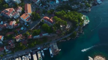 Pahalı yatlarla dolu ve Antalya 'nın doğal güzellikleriyle çevrili Ka kasabasındaki marinanın tadını çıkarın..