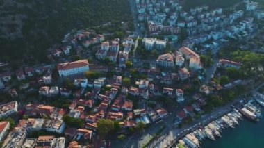 Ka kasabasındaki güzel marinaya bakın, Antalya kıyı şeridine yanaşmış lüks yatları var..