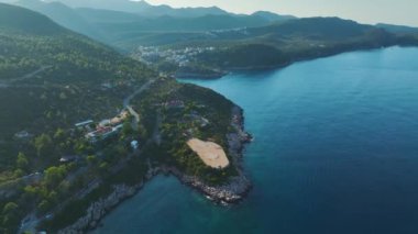 Güzel Antalya kıyı şeridi boyunca lüks yatların olduğu Ka kasabasındaki marinayı izleyin..