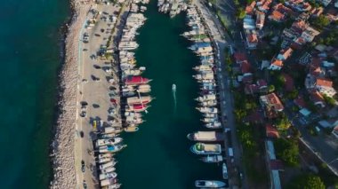 Pahalı yatlarla ve Antalya bölgesinin manzaralarıyla dolu Ka 'daki göz kamaştırıcı marinaya bakın..