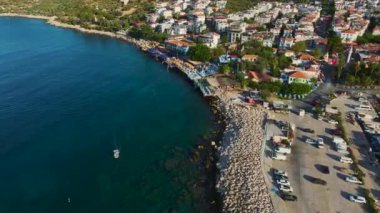 Antalya 'da bulunan Ka kasabasının çarpıcı marinasına yanaşmış lüks yatları görün..