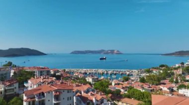 Antalya 'nın güzelliğiyle çevrili Ka kasabasının güzel marinasına yanaşmış lüks yatları izleyin..