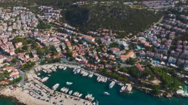 Antalya kıyı şeridi boyunca lüks yatlarla dolu Ka kasabasındaki göz kamaştırıcı marinayı izleyin..