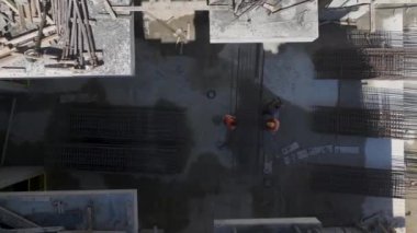 İnşaat alanında beton dökülmesi için üst katı hazırlayan işçilere dikkat edin..