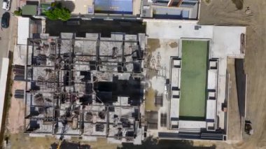 İnşaat işçileri yeni bir binaya beton dökmek için zemini hazırlıyorlar..