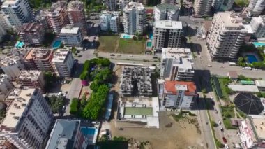 Etkin bir inşaat alanında zemini betona hazırlayan işçilere bakın.