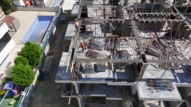 İnşaat işçileri üst katı beton dökülmesi için hazırlıyor..