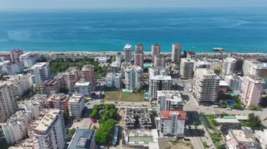 İnşaat işçilerinin zemini beton döşemeye hazırlamalarına dikkat edin..