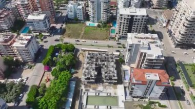 İnşaat alanındaki işçilere bakın zemini betonun bir sonraki aşaması için hazırlıyorlar..