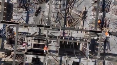 İşçiler çok katlı bir binanın beton dökülmesine hazırlanıyor..