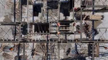 Büyük bir inşaat projesinin üzerine beton dökülmesi için zemini hazırlayan işçileri izleyin.