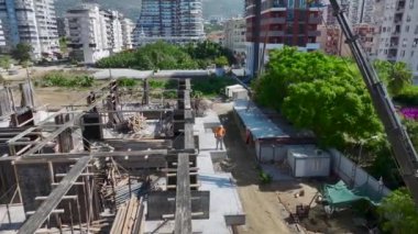 İnşaat işçileri bir sonraki katı beton döşemeye hazırlıyorlar..
