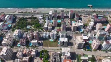 İşçilerin zemini beton döşemeye hazırladığı yoğun inşaat alanına bakın..